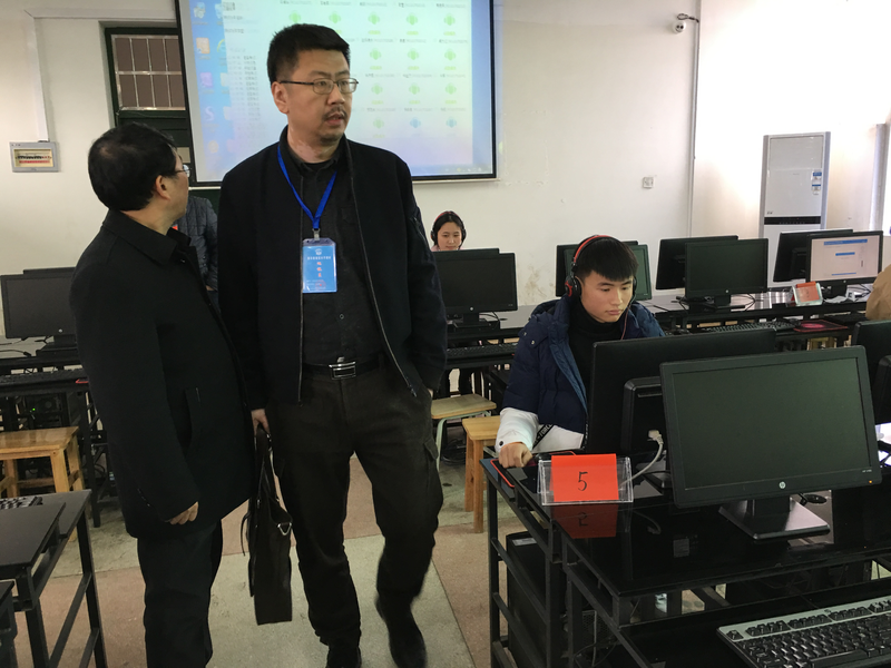 1513561700128051486.png 图四、省语言文字培训中心白昕副书记在巡查测试现场.png