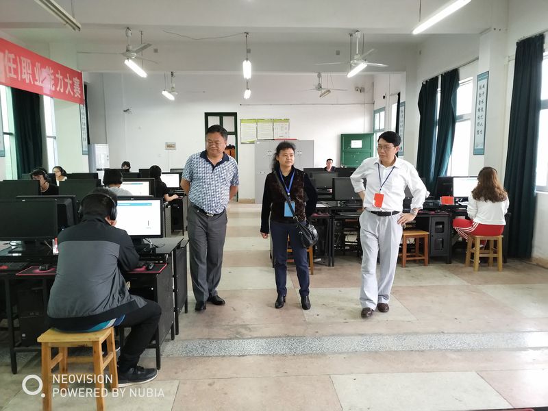 1526347372109068014.jpg 副院长罗向东陪同省语言文字测试中心办公室副主任杨静安巡查考场.jpg