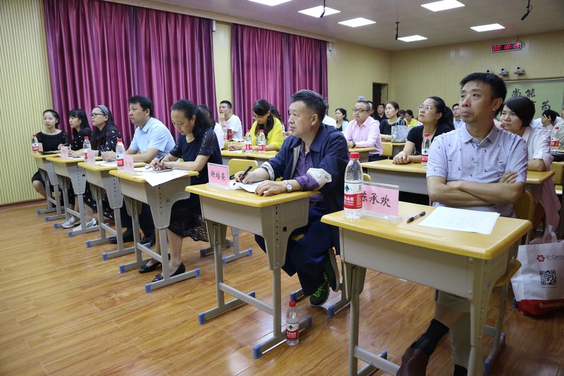 1536800831914085269.jpg 3、评委正在认真点评.jpg