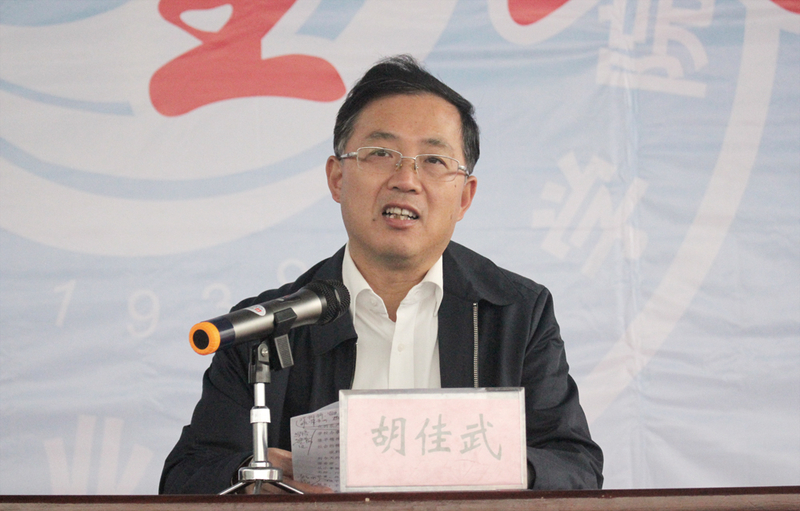 1539335952324061789.jpg 胡佳武书记为2018级新生授课.jpg